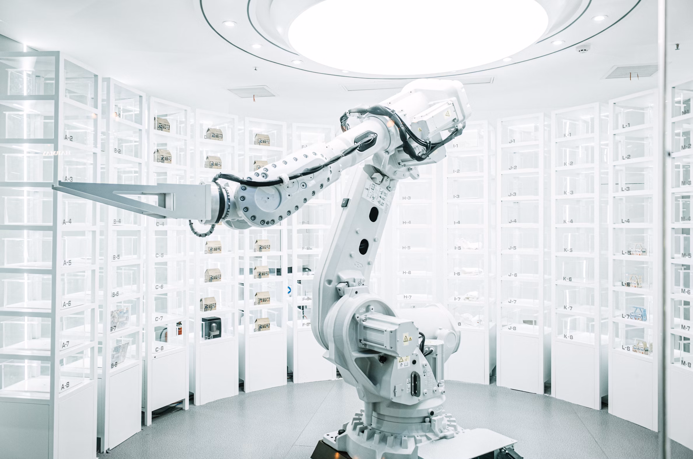 Raum mit vielen Robotern als Analogie dafür, dass KI im Kundenservice auf dem Vormarsch ist